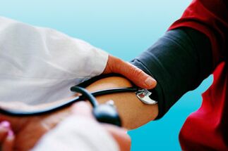 Mierząc ciśnienie krwi za pomocą tonometru, lekarz może wykryć u pacjenta nadciśnienie. 